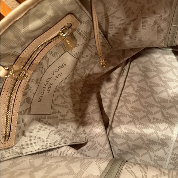 Large Michael Kors shoulder Totes - Picture 2 of 5